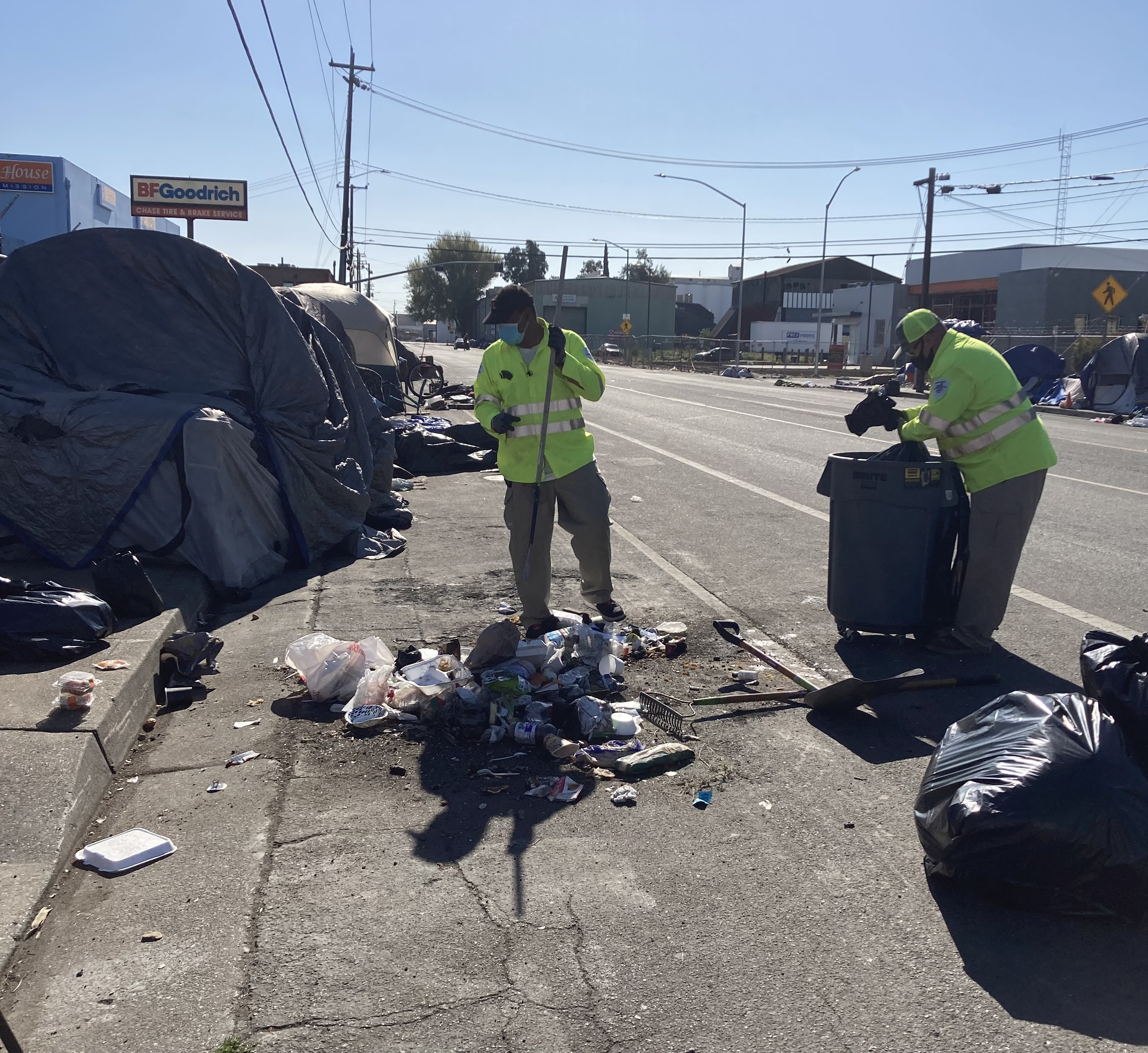 This new pilot program is hiring formerly homeless people to help clean up the community